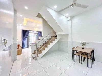 Cho thuê nguyên căn ( Nhà Mới ). Vị trí thuận tiện đi các quận( qua Q4