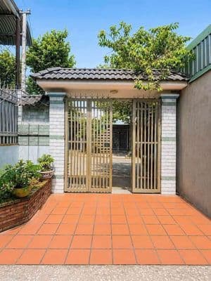 Cho thuê nhà gần cụm truờng học Tân Đông Hiệp, sân xe hơi.