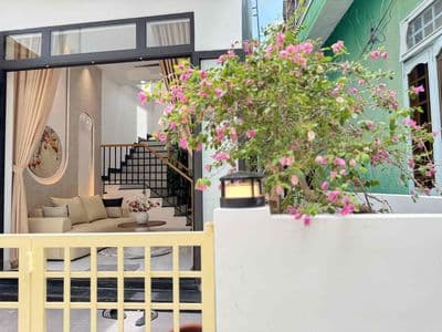 Nhà 2 tầng kiệt trưng nữ vương cách đường 30m - có sân xe rộng