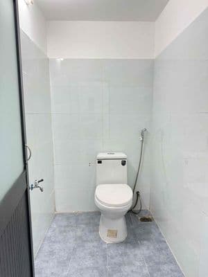 cho thuê nhà phố 2 lầu giá 10 tr/tháng ngay ngã tu thủ đức.