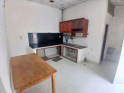 Nhà 4x20m 2pn đang sơn sữa lại mới