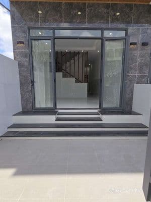 nhà MT P.BHH – 4,5x20m 2 tầng, 3 PN kín + 1 phòng hở, Vỉa hè 4m