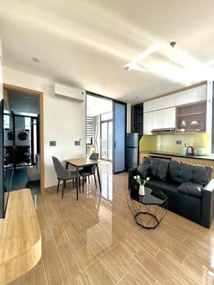 Căn hộ mới xây, rộng rãi, đầy đủ tiện nghi và có hồ bơi.