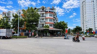 Cho thuê góc d4 và d1 kdc him lam - ngang 10m - có thang máy và hầm