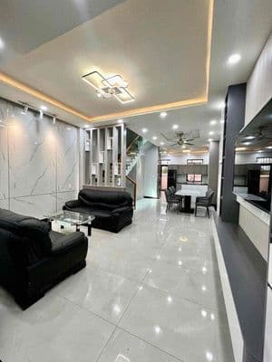 Cho thuê nhà phố 4 phòng ngủ, đầy đủ nội thất ngay KDC liền kề cao tốc