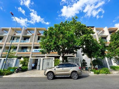 Cho thuê nhà 1 hầm 3 lầu có tháng máy ,nhà mới , đẹp tại KĐT Vạn Phúc