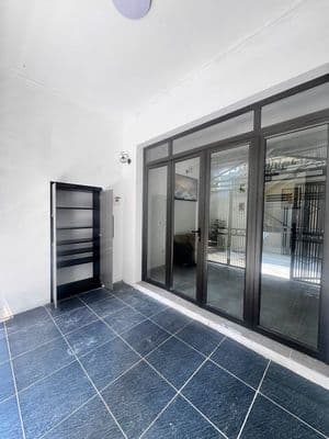 Nhà dân xây full nội thất gần phố, ngõ rộng Long Biên