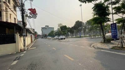 Mặt tiền kinh doanh sầm uất, sẵn dòng tiền, cách Cầu Thăng Long 3km