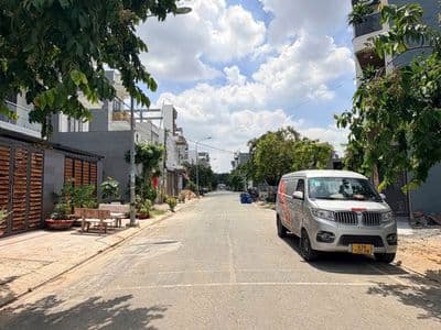 Bán nhà 1 trệt 2 lầu KDC gần Hội trường Đông Hòa, TP. Dĩ An