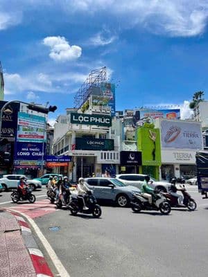 Cho thuê góc vòng xoay nguyễn trãi- cmt8 q1 dt 8x20m