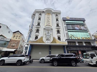 Cho thuê tòa nhà góc 2 mặt tiền – tân bình/ 出租两面临街大楼|新平郡