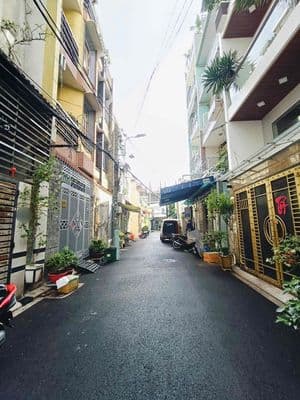 Bán nhà chính chủ . hẻm xe hơi đến tận nhà . 2 tầng btct .