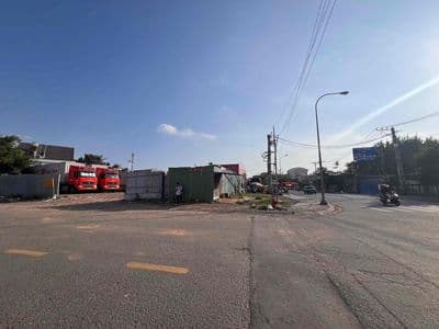 Cho thuê đất trống ngay ngã 4 .
