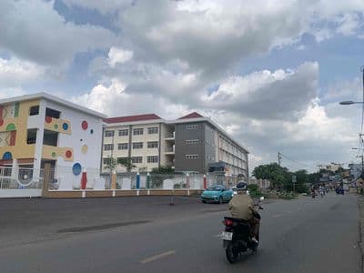 Nhà hxh lã xuân oai, tăng nhơn phú a - đối diện trường dương văn thì