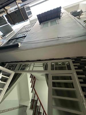 Nhà Sổ Hồng 2 Lầu, 2 phòng ngủ, 2 toilet, Balcon, Hẻm 2,5m