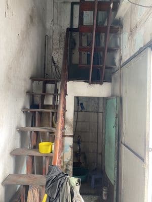 Nhà nhỏ mặt tiền vỉ hè rộng