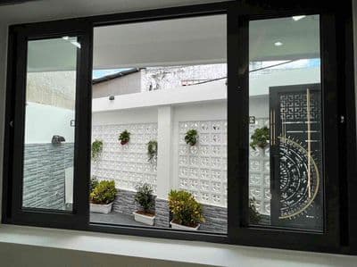 Nhà không rộng rãi với chiều ngang 9,3M cực kì thoáng mát.
