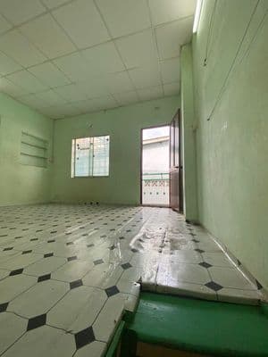 Nhà cách mạng tháng 8,dt 20m,1 trệt,1 lửng,gác suốt.
