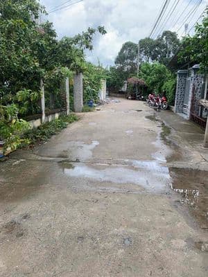 MUA ĐẤT TẶNG NHÀ, Chỉ hơn 3 tỷ, 140m2 ,hẻm xe hơi 6m, khu vực có nhiều