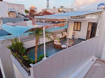 Vị trí ngay sau mặt tiền, ngay Điện Biên Phủ, có PN dưới và sân chill.