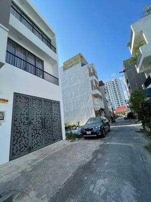 giảm mạnh bán gấp hẻm 6m sát bên quận 4