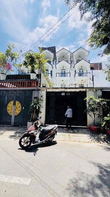 Nhà phố ( sân xe hơi ) trệt 3 lầu 4pn 5wc ( sẵn máy lạnh )