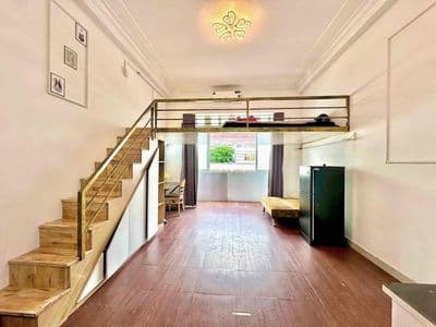 Đầu tháng trống có cửa sổ trời