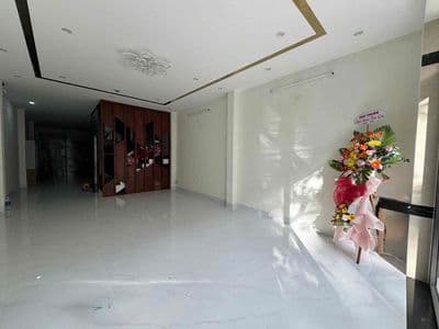 Nhà mới sát võ văn kiệt,5pn,6wc, có tháng máy