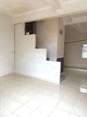 Nhà lầu rộng rãi 4 phòng ngủ đậu oto trc nhà kdc Hoàng Quân gần ĐH FPT