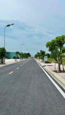 Bán gấp lô đất thổ cư Dt 100m2 sổ hồng cầm tay. Mặt tiền đường nhựa 8m