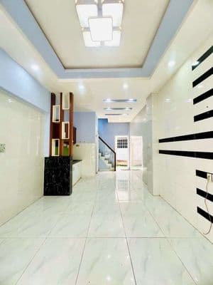 Nhà hẻm xe hơi Lạc Long Quân , gần trường học Nguyễn Văn Phú