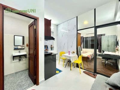 1pn cửa sổ gần cầu thủ thiêm có dọn phòng