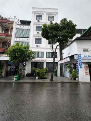 Kiot ngay chợ - dt 50m2 vỉa hè rộng - Riêng biệt - Có kho nhỏ ở sau