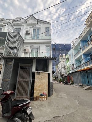Cho thuê nhà nguyên căn đường Lê Văn Lương hẻm xe tải 4PN 3WC giá 8tr