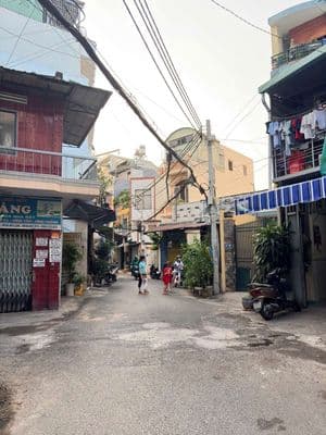 Hẻm 5m. Lạc Long Quân, 4mx10m 3 tầng nhà mới, btct, 2pn, shr