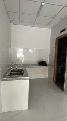 Nhà căn đôi mới xây, nội thất đẹp, sân rộng xe hơi…