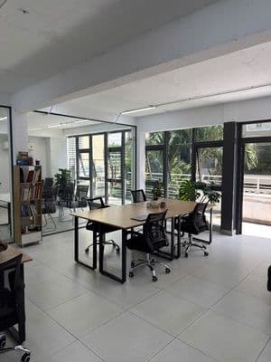 Chính chủ vp đẹp full nội thất + ban công lớn - võ thị sáu q3