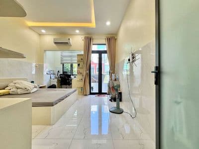 Pass lại phòng studio - ban công to - full nội thất - ngay đại học uth