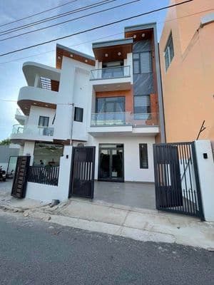 Bán nhà liền kề 1 trệt 2 lầu, 1 sẹc QL13, Bình Dương