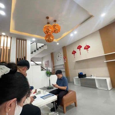 Cho thuê nhà gần Vincom Lê Văn Việt 5PN 4WC sẵn nội thất 15tr/th.
