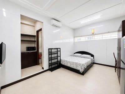 Căn hộ studio ấm cúng có cửa sổ thoáng mát