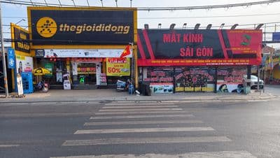 Mặt bằng Thế Giới Di Động gần ngã tư sầm uất nhiều người qua lại