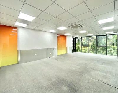 Chùa Láng - Sàn mới 100% mặt tiền full kính 100m2 giá chỉ 17tr/tháng