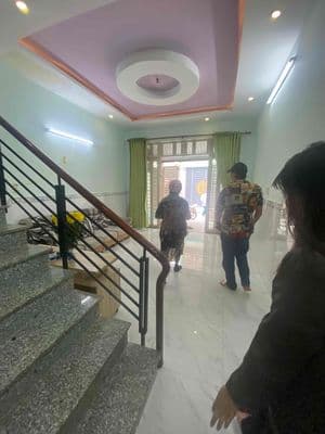 Nhà 3 phòng ngủ 2 lầu đường xe hơi Trường Lưu, Q.9