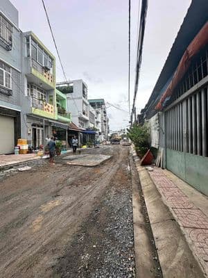 Nhanh mới còn nhà 4,5tỷ-50m2- đường nhựa13m đang đổ, sát chợ thủ đức.