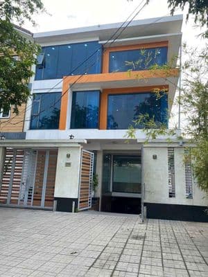 Cho thuê tòa nhà có hầm thang máy sát siêu thị Aeonmall dt 10*20m