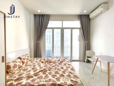 Studio ban công lớn mặt trước full nội thất mới – máy giặt riêng – t