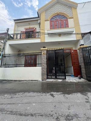 Nhà lầu đường thông gần chợ Tân Long