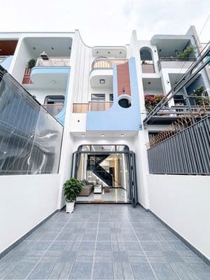 Bán nhà 3 tầng hoàn công đường thông xe hơi sân xe hơi ngay biên hoà