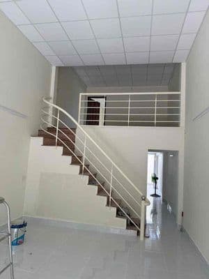 cho thuê nhà mới tinh sạch sẽ 1/ liên ấp 26 gác lửng 2p hẻm xe tải